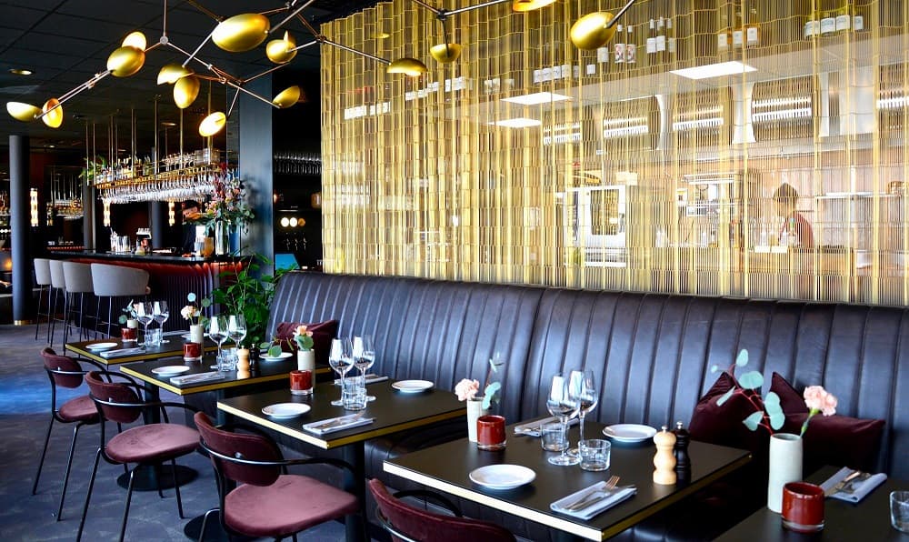 Metal curtain with wheels