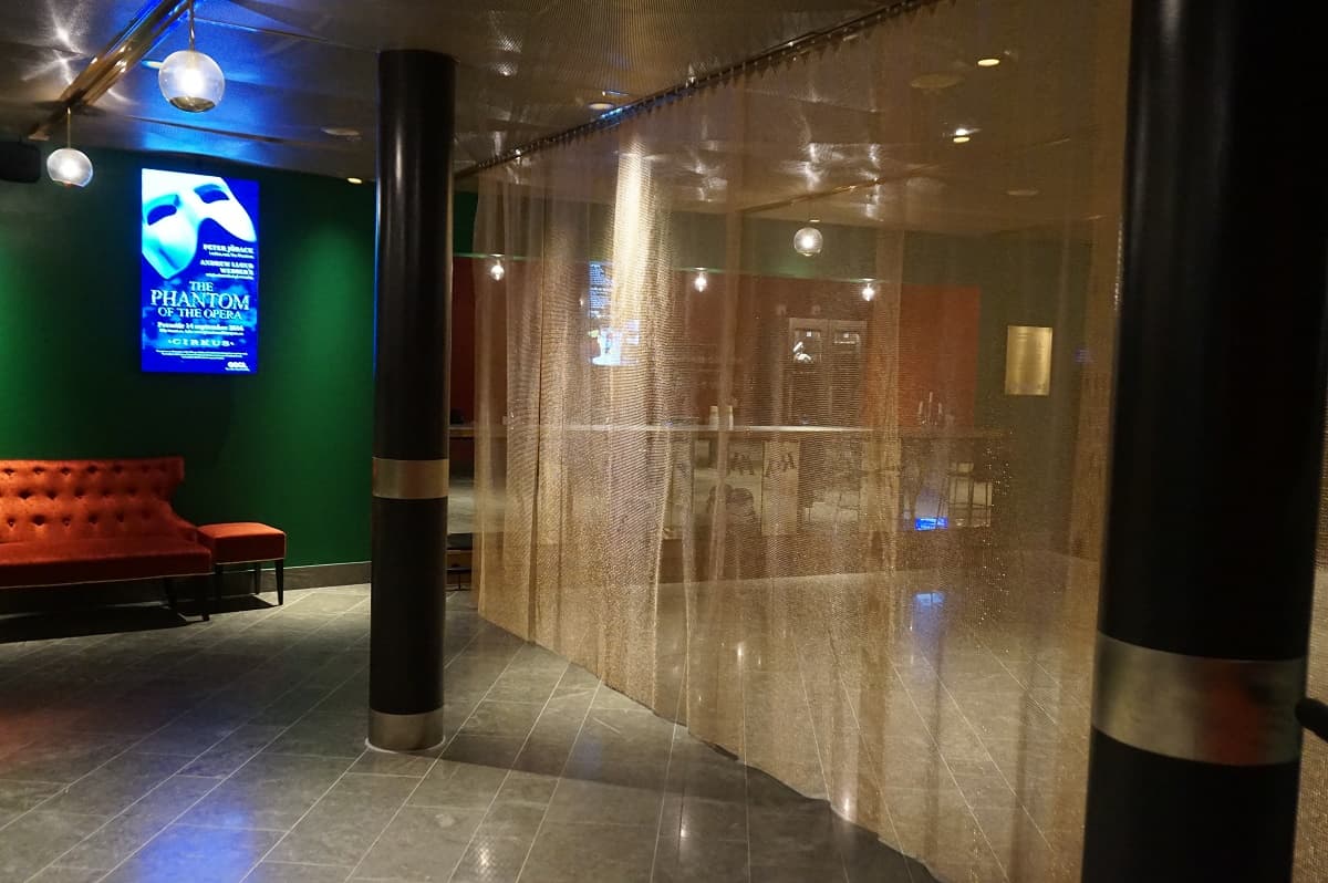 Metal curtain with small wheels/rollers