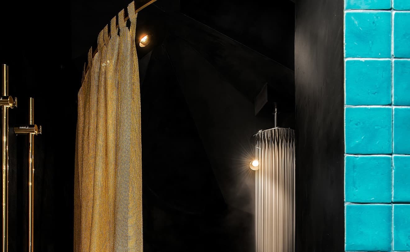 Metal curtain with fixed pendants, tab tops