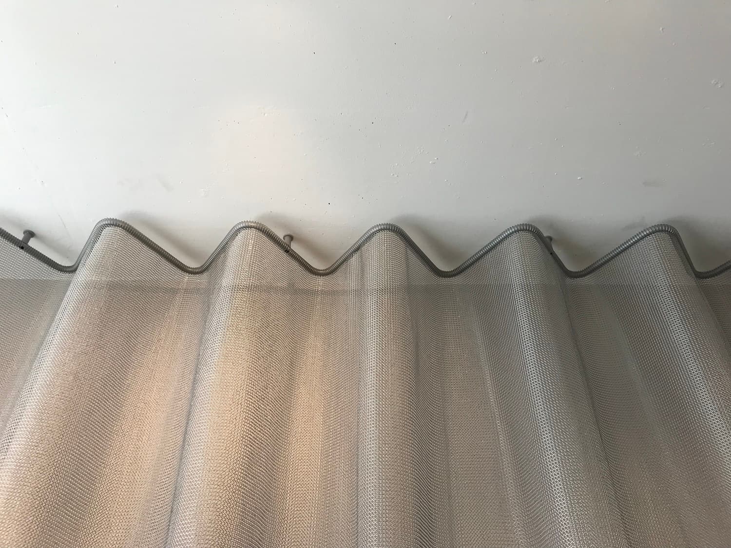 Metal mesh mounted on sinus curve / rod