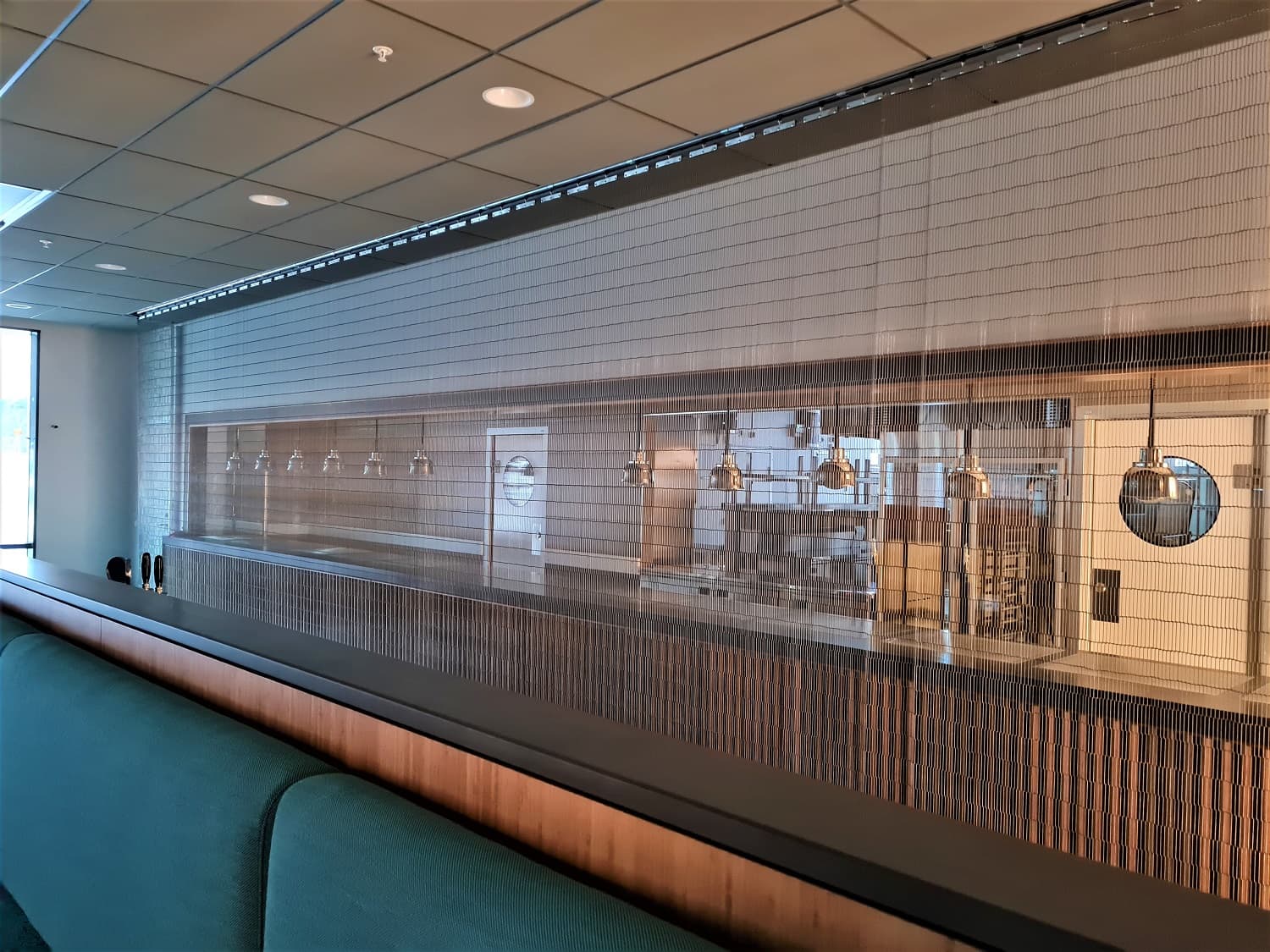 CEILING RAIL, DIRECTLY TO THE CEILING