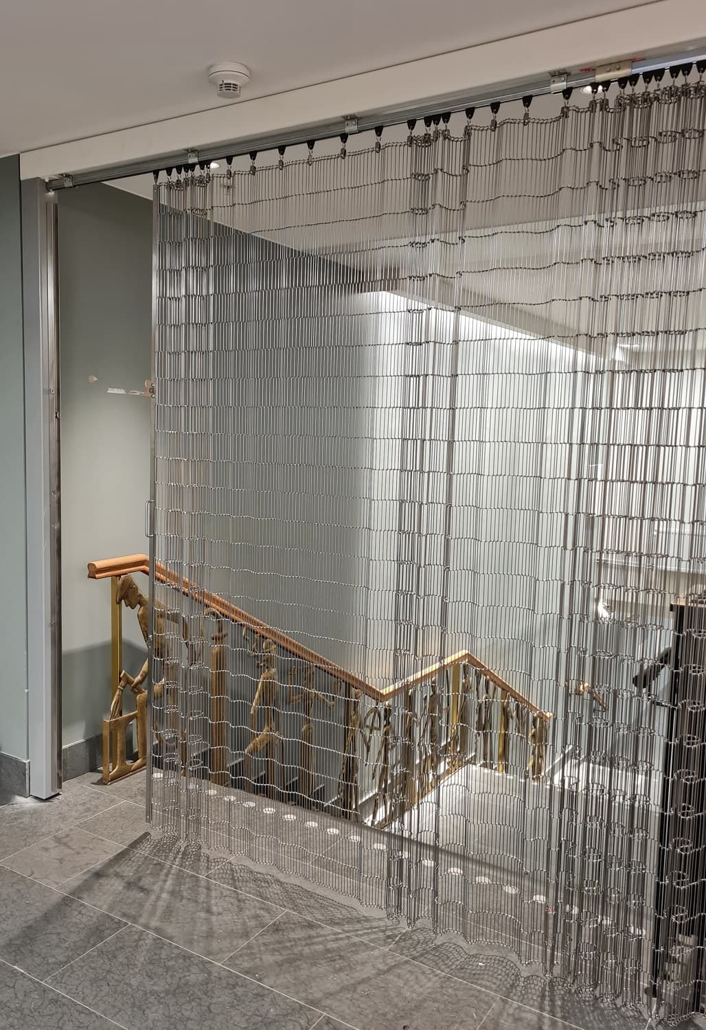 PAHLFER Projekt Medborgarhuset metall GR.127 RF med balk och stolpar web