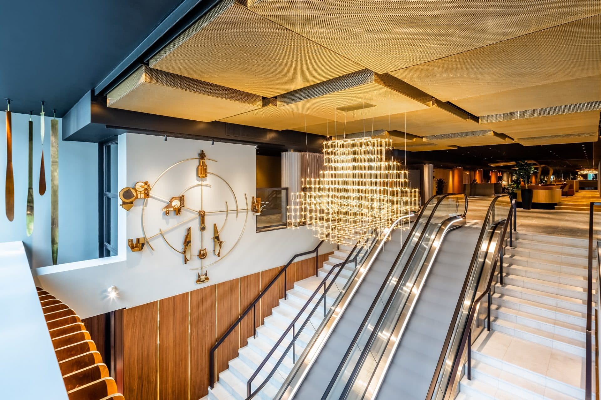 PAHLFER -. SP.50 Brass NH_Collection_Copenhagen_Lobby_and_reception_escalator (1)